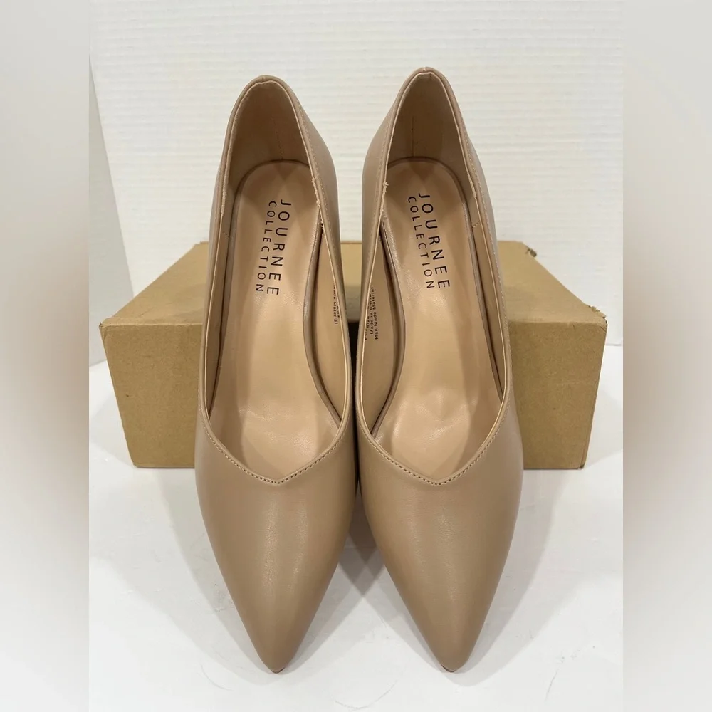 Journee Collection Womens Simonne Pointed‎ Toe Block Heel Pumps. 9.5. Mocha